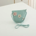 Détail du sac à bandoulière en paille vert menthe avec dentelle florale et strass brillants - Sac-Bleu Lac
