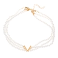Conjunto de collar de perlas de tres capas con colgante en V dorado en fondo blanco - Collar con Colgante en V de Perlas de Tres Capas (KC Oro Collar 7472)