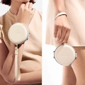 Minibolso redondo de cuero beige con correa para la muñeca y cierre de cremallera - Estuche para gafas de estilo a juego