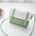 Dettaglio dell'elegante borsa a tracolla bicolore in pelle PU con fibbia in metallo dorato - Verde