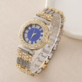 Détail de montre luxe pour femme avec cadran bleu et lunette sertie de strass - Cadran Bleu Bicolore Chiffres Romains (10)