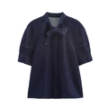 Detalle de camisa vaquera índigo de manga corta con elegante lazo en el cuello redondo - XS / Top Azul Oscuro