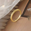 Minimalistischer vergoldeter Ewigkeitsring mit Zirkonia-Mikropavé auf Spitze - 15 Zirkone Größe 8