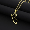 Primo piano del ciondolo con mappa del Perù dorata su catena sottile e sfondo nero - Telaio Cavo / Oro