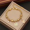 Nahaufnahme eines goldenen Edelstahl-Kleeblatt-Armbands in einer Schmuckschatulle - Kleeblatt Strass Mehrfach-Anhänger Stil (4#)