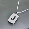 Vue détaillée du pendentif lettre J ajouré en argent sur une chaîne en acier titane - Lettre J / Argent