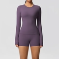 Detailansicht der tiefvioletten Fitness-Shorts mit hoher Taille und Langarm-Oberteil - S / Auberginenviolett