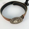 Cintura vintage in pelle marrone con grande fibbia ovale a rosa e borchie in ottone - Marrone