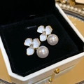 Dettaglio macro di orecchini vintage a fiore con perle e zirconi su velluto nero elegante - Pendenti con Perle e Fiori Dorati (Perno in Argento)