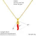 Dettaglio della collana con ciondolo cornicello rosso in acciaio placcato oro 18 carati - Stile Corno Italiano (SP889G)