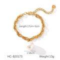 Dettaglio di un braccialetto in acciaio inossidabile placcato oro 18K con ciondolo perla - Stile a Catena a Maglie Dorate con Grande Perla (HC-B20173)