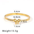 Dettaglio del bracciale dorato con fiocco che mostra diametro 6,0 cm e larghezza 0,4 cm - Stile Fiocco in Zirconia Pavé 3D (NB-B6131) / Oro 18K