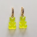 Detalle de pendientes de osito verde neón con aros dorados y pedrería brillante - Amarillo Transparente