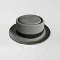 Classic light grey flat top boater hat with black grosgrain band in wool felt texture - 57cm / Gray
