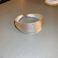 Détail macro d'un bracelet manchette ouvert multicouche en fil tissé argenté poli - 14# Bracelet Jonc Ouvert Multicouche Argenté