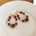 Dettaglio macro di orecchini a cerchio vintage con pietra occhio di tigre e perline colorate - Perno per orecchini in argento-Oro-Rosso