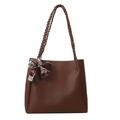 Borsa tote marrone in ecopelle con spalline intrecciate e accessorio foulard in seta decorativo - Marrone