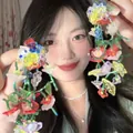 Detailansicht der handgefertigten Acryl-Blumenohrringe mit bunten Perlen im Boho-Stil - Perlen Blumen Stil (1#) / Bunt