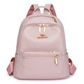 Zaino in pelle PU rosa con logo a canguro dorato e spalline regolabili in set fotografico - Taglia unica / Rosa