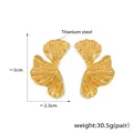 Goldene Titanstahl-Ohrringe im strukturierten fächerförmigen Blütenblatt-Design - Gold