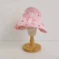 Detailansicht eines rosa atmungsaktiven Sonnenhuts mit Hasen- und Erdbeerdrucken - Pink - Erdbeere Kaninchen