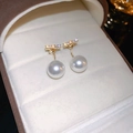 Gros plan de boucles d'oreilles dorées avec barre de zircons et perles rondes suspendues - 11# Tige d'oreille en argent sterling 925 Gland de perle or
