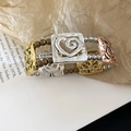Dettaglio del bracciale elastico vintage con piastre traforate e perline metalliche - Stile Catena di Perline a Spirale Cuore Cavo Tricolore / Oro-Argento-Oro Rosa Tricolore