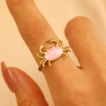 Anello regolabile in acciaio inossidabile dorato con simpatico granchio in smalto rosa - Granchio Rosa (4731)