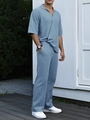 Dettaglio del tessuto a nido d'ape blu del set maschile con maglia a maniche corte e pantaloni - S / Azzurro