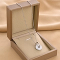 Collier en argent élégant avec pendentif en jade blanc et anneau en métal sur soie - 8829-argent
