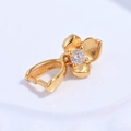 Makroaufnahme eines goldenen Blumenanhänger-Verschlusses mit Zirkon-Inlay für Schmuck - Gold Dreiblättrige Blume Verschluss