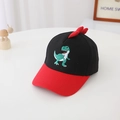 Détail de la casquette enfant avec broderie dinosaure vert et pointes 3D rouges - T-Rex Noir (HY-35006)