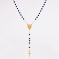 Detailopname van blauwe facetkralen en gouden kruisbeeld op vintage rozenkrans ketting - Donkerblauw