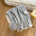 Sciarpa in maglia grigio chiaro con nappe ed etichetta fatta a mano pregiata - Grigio chiaro