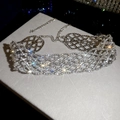 Détail macro du collier en résille argentée avec strass étincelants et fermoir mousqueton - Collier / Argenté