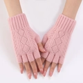 Detalle de calentadores de brazo de punto rosa con diseño de diamantes calados - Talla única / Rosa
