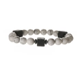 Gros plan de perles à motif marbre blanc et pierres volcaniques noires sur bracelet - Howlite blanche et lave volcanique