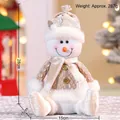 Poupée bonhomme de neige de Noël en tricot beige avec boutons dorés et bonnet étoile - Bonhomme de neige assis