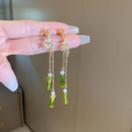 Bambus Ohrringe mit langen goldenen Quasten und grünen Anhängern in handgehaltener Ansicht - Bambusblatt Perlen Quaste (2# Silver Earring Post)
