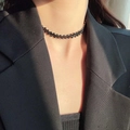 Elegante girocollo di strass neri con trama intrecciata per la collezione di gioielli donna - Collana / Nero
