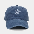 Détail de la broderie soleil sur la casquette de baseball en coton lavé bleu marine - Réglable / Bleu marine