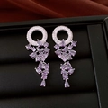 Dettaglio di orecchini a cerchio in argento con cristalli viola e zirconi bianchi - Stile Nappa Viola / Ago d'Argento-Argento-Viola