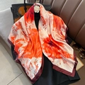 Foulard en soie classique style peinture à l'huile rouge et blanc avec blazer noir - 23218 Image Principale / 90*90cm