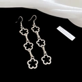 Orecchini a pendente con fiori traforati argento su sfondo nero e seta bianca - Stile Fiore Gancio Argento