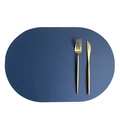 Sottopiatto ovale blu scuro in ecopelle con trama litchi e posate dorate - Blu + Grigio chiaro