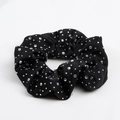Dettaglio di un elastico in seta nera con strass scintillanti su sfondo bianco pulito - Raso con Strass / Nero