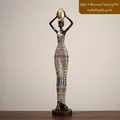 Afrikanische Frauenfigur Wohndekor mit blauem Geometriekleid und goldenem Topf - Modell A - Dame trägt Topf auf dem Kopf