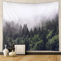 Dettaglio dell'arazzo foresta nebbiosa su parete materica con vasi in ceramica - Nebbia Mattutina della Foresta Oscura (GT100026) / 73X95CM