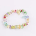Detailansicht eines bunten Naturstein-Armbands mit lichtdurchlässiger Kristall-Textur - Bunter Crackle-Stein