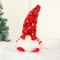 Weihnachtswichtel im Sitzen mit roter Paillettenmütze und weißem Plüschbart Deko - 12*17cm / Rot